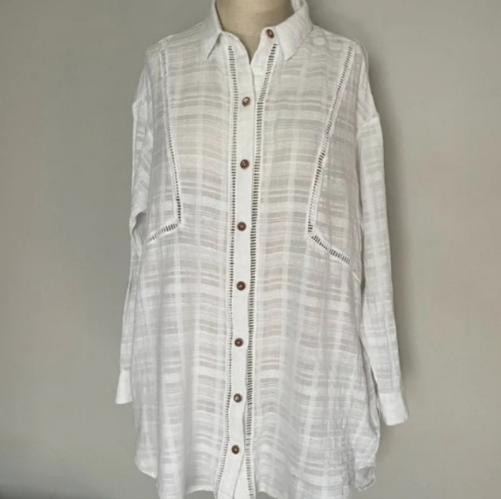 -- Democracy White Blouse with Tan Buttons Women's Size Medium